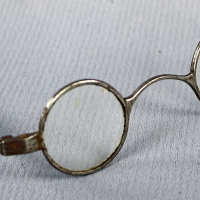 SLM 2248 - Glasögon med järnbågar