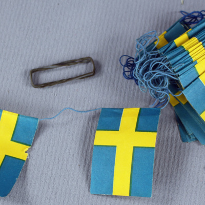 SLM 33240 - Julgranspynt, flaggspel av papper, svenska flaggor