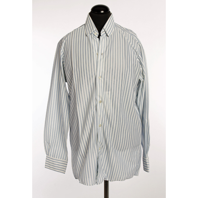 SLM 29827 - Herrskjorta i vit och ljusblårandig nylon i sin originalförpackning