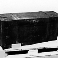 SLM 13072 - Kista med välvt lock, grönmålad, försedd med järnband