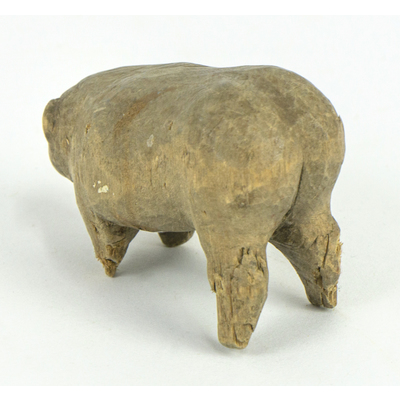 SLM 55041 - Del av djur skuret i trä, gris (?) från 1900-talets första hälft