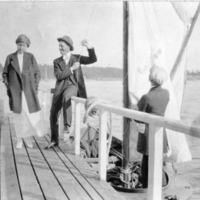 SLM P09-1407 - Sällskap på båtbrygga i Oxelösund, tidigt 1900-tal