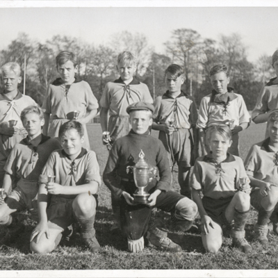 SLM P2016-0475 - Västra skolans fotbollslag på Folkungavallen i Nyköping år 1939