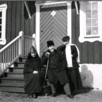 SLM M027861 - Tre personer vid trappa, Oxelösund på 1920-talet