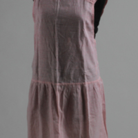 SLM 36673 - Flickklänning/förkläde av blommigt tyg