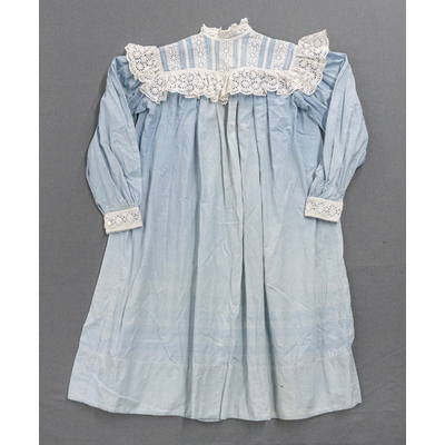 SLM 52404 - Flickklänning (nattlinne?) av blått bomullstyg, prydd med spetsar, tidigt 1900-tal