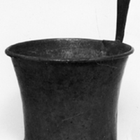 SLM 4889 - Bytta av koppar, insvängd med ett vertikalt handtag av järn, från Kila socken