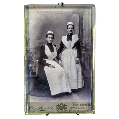 SLM 22781 - Inramat fotografi, sannolikt Anna och Emilia Larsson födda 1893 och 1895 i Husby-Oppunda