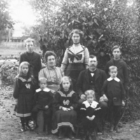 SLM P05-720 - Hanna och Carl Ljungwald med barnen i Bettylund, ca 1912