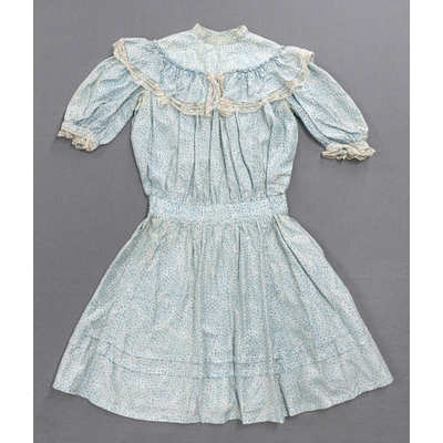 SLM 59131 - Flickklänning/förkläde sydd av bomullstyg med mönster i turkos på vitt