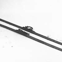 SLM 25662 - Skidor med bindslen av metall och läder, från Oxelösund