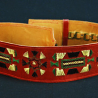 SLM 33596 5 - Broderat bälte av rött skinn, del av Vingåkersdräkt daterad 1975