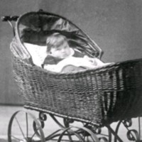 SLM M036419 - Barn i flätad barnvagn, 1800-talets slut