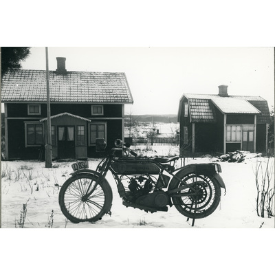 SLM SEM_Dg755 - Lundaborg på Överåsbacken. Husqvarna motorcykel ägd av byggmästare Hilmer Karlsson. Mellan husen skymtar Zaberg.