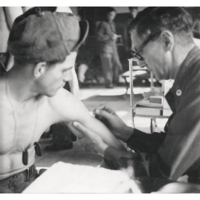 SLM P2021-0136 - Karl Grunewald (1921-2016) arbetar som läkare i Korea under kriget