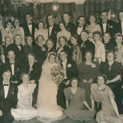 SLM P2015-635 - Karin Wohlin med maken Arne på bröllop, 1930-tal.