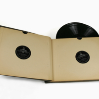 SLM 34966 1-7 - Språkkurs, Hermods English II från 1952, med fem stenkakor, grammofonskivor