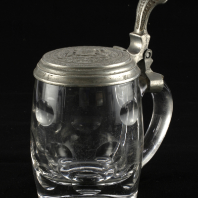 SLM 12583 2 - Ölsejdel av glas, med tennlock, från barstugan 