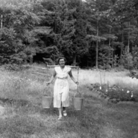 SLM P04-39 - Kvinna som hämtar vatten med bärok, Höglind i Floda socken