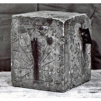 SLM 15300 - Solur, en kub av sten med solvisare på fem sidor