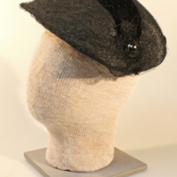 SLM 10517 - Hatt av svart stråfläta, dekorerad med sammetsband, märkt 