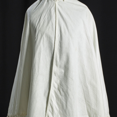 SLM 9474 - Cirkelrund cape av vitt mönstervävt bomullstyg, kantad med bollfrans