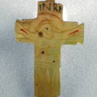SLM 15089 - Krucifix, hängsmycke av pärlemor med ristad dekor, Kristus och Maria