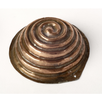SLM 1693 - Bakelseform av koppar i form av spiral, 7 cm, från Nyköping