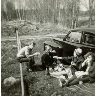 SLM P2017-0744 - Picknick framför bilen, våren 1965