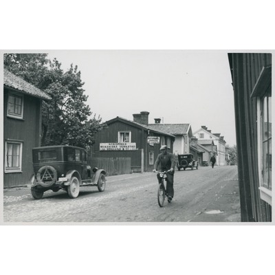 SLM M027304 - Östra Kvarngatan i Nyköping med cyklist, 1930-tal