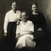 SLM P08-2189 - Porträttfoto av tre unga kvinnor