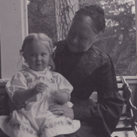 SLM P11-5053 - Änkefru Hilda Indebetou med barnbarnet Elisabeth ca 1904