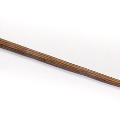 SLM 4672 - Skaksticka, stång av trä använd vid ull- och linberedning