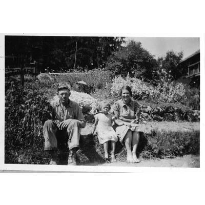 SLM P2021-0329 - Ingrid och Linus Lindberg vid Sandhälla i Hölö 1939
