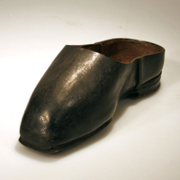 SLM 875 - En barngalosch av läder, från 1800-talet
