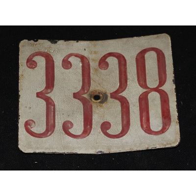 SLM 11857 - Nummerskylt för cykel, vitmålad järnplåt med röda bokstäver, från Nyköping