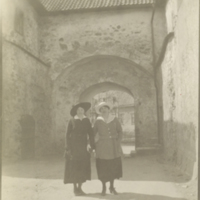 SLM P2014-150 - Två kvinnor i porthuset vid Nyköpingshus, 1910-tal