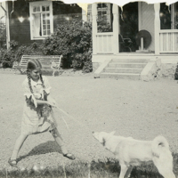 SLM P11-5756 - Dora och hunden Leo på Mörkhulta 1926