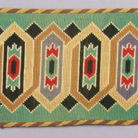 SLM 5912 - Brickband, korsstygnsbroderi på stramalj i olika färger och med geometriska mönster