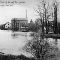 SLM P07-1894 - Vykort, parti vid ån med Fors fabriker i Nyköping, 1906