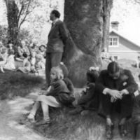 SLM M024430 - Hembygdsdagen i Mariefred 1947, Ivar Schnell talar på kyrkbacken om sörmländska traditioner
