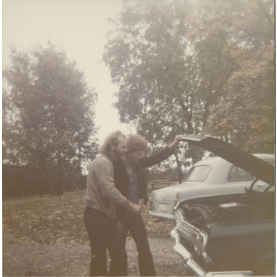 SLM P2017-0685 - Benneth och Affe försöker reparera en bil år 1973