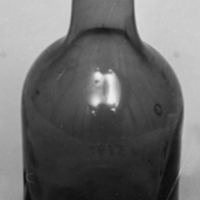 SLM 5191 - Handblåst flaska av grönbrunt glas