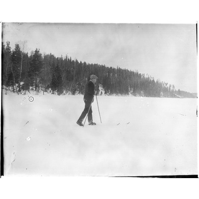 SLM X01-81 - En man på skidor