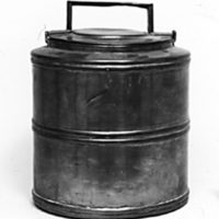SLM 1912 - Cylindrisk flaska med lock, av mässing