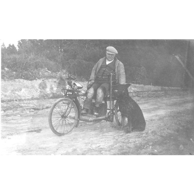 SLM P2017-0556 - Växeltelefonisten Nisse Andersson med sin hund Pingping, 1930-tal
