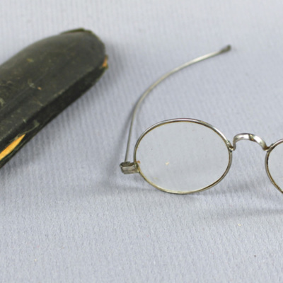 SLM 22383 - Läsglasögon med fodral