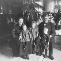 SLM P04-28 - Per och Anna Jurell med barnen Ina född 1917, Eva född 1914 och Pelle född 1916