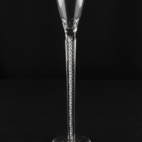 SLM 7251 - Spetsglas på högt ben med inblåst luftspiral, 1800-talets mitt