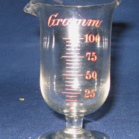 SLM 33296 - Mätglas, glas på fot, använd vid framkallning av foton